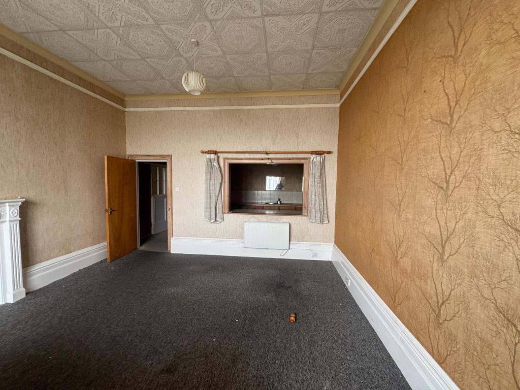 Lot: 95 - FIRST FLOOR APARTMENT WITH SPECTACULAR VIEWS - Lounge/dining room